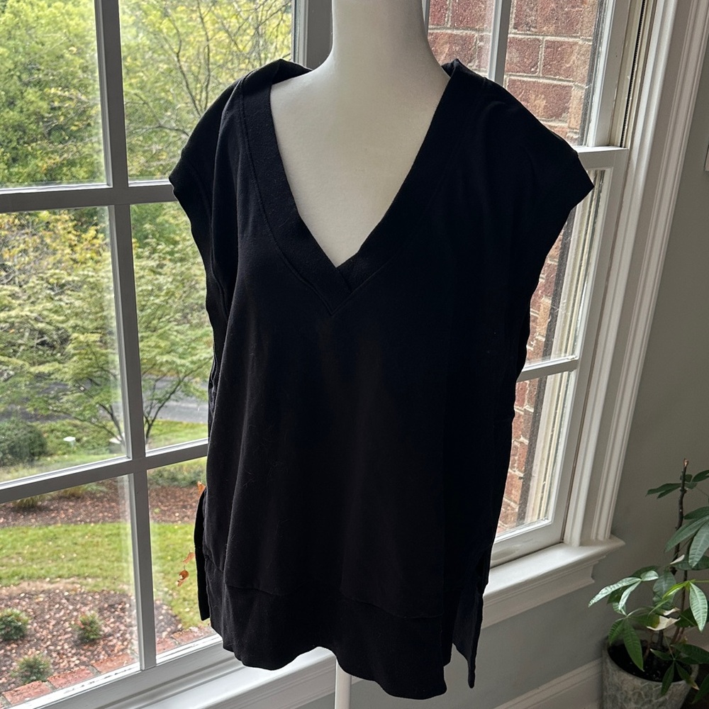 Athleta Black V-Neck Sleeveless Top